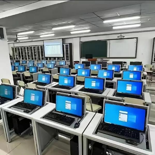 机考现场.jpg 机考现场.jpg